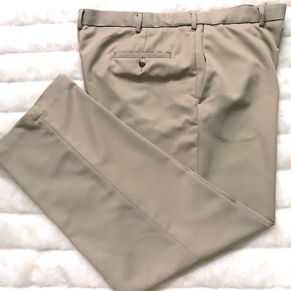 HAGGAR NWOT KHAKI Mens Dress pant, Size 40/32 never worn.